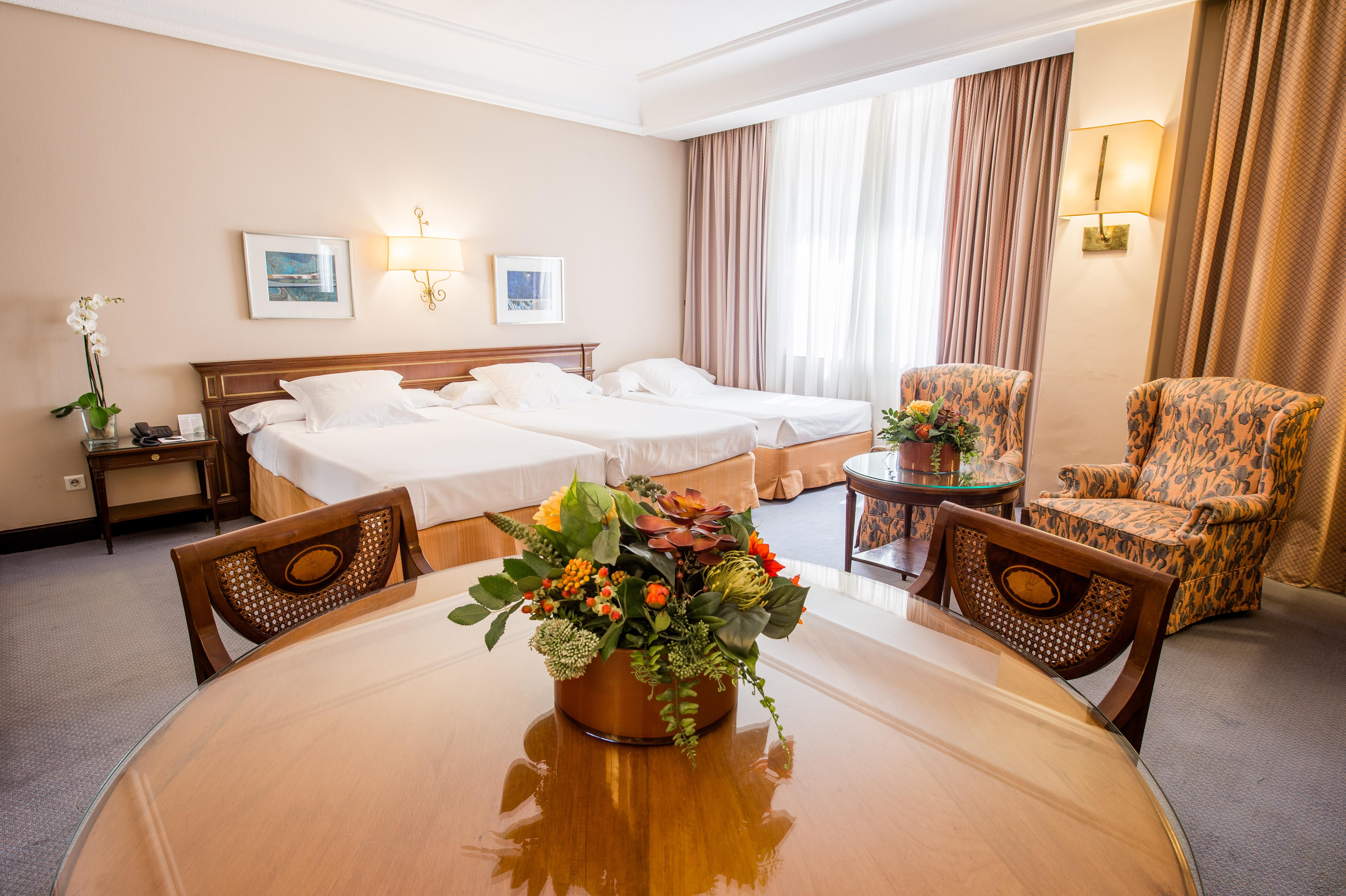 Hotel Miguel Angel Madrid Exteriér fotografie A room at the hotel