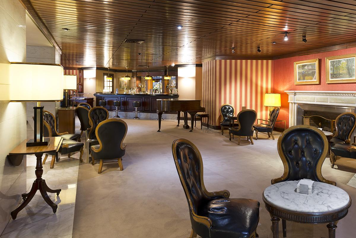 Hotel Miguel Angel Madrid Exteriér fotografie The lounge at the airport