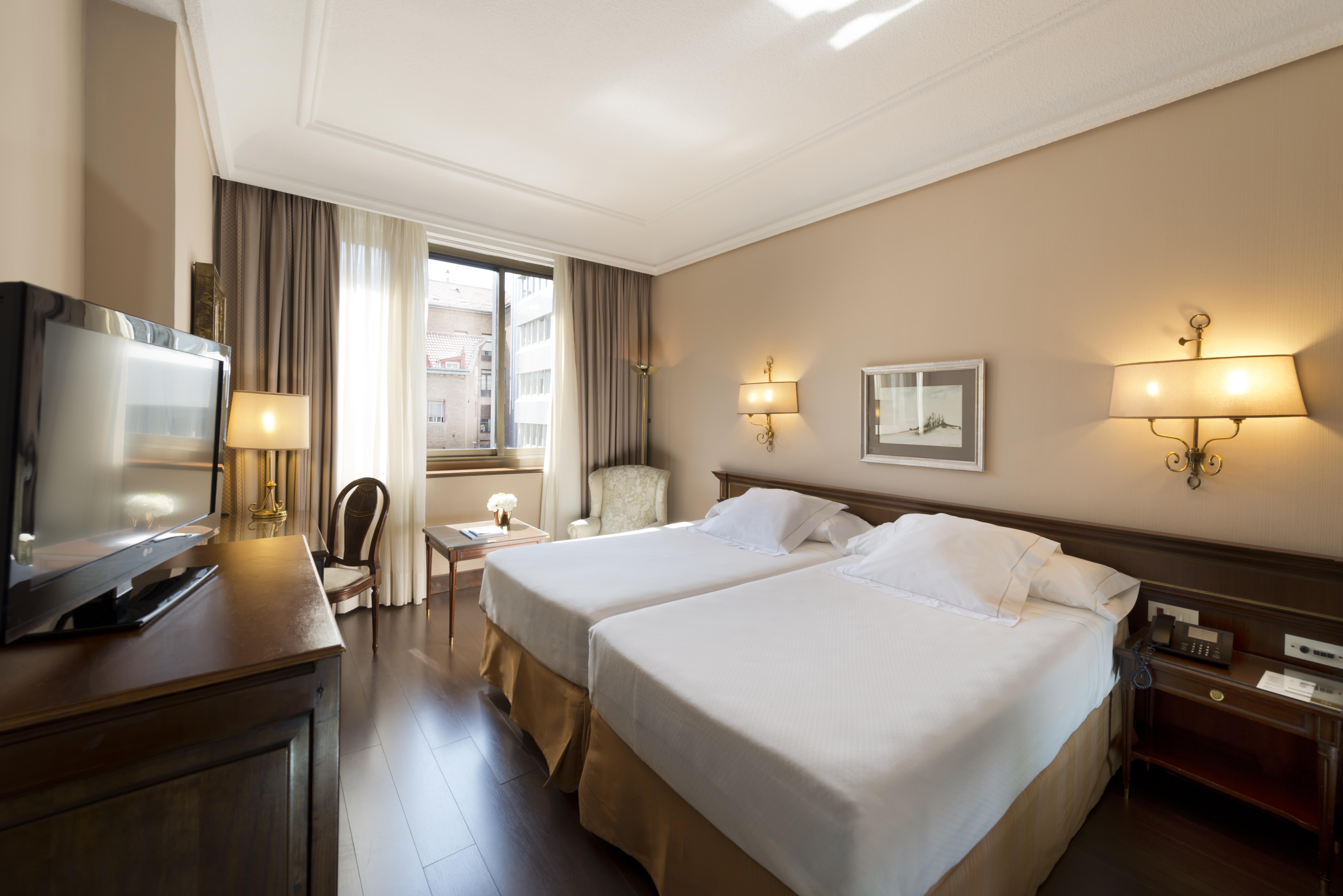 Hotel Miguel Angel Madrid Exteriér fotografie A room at Hotel Palace Madrid