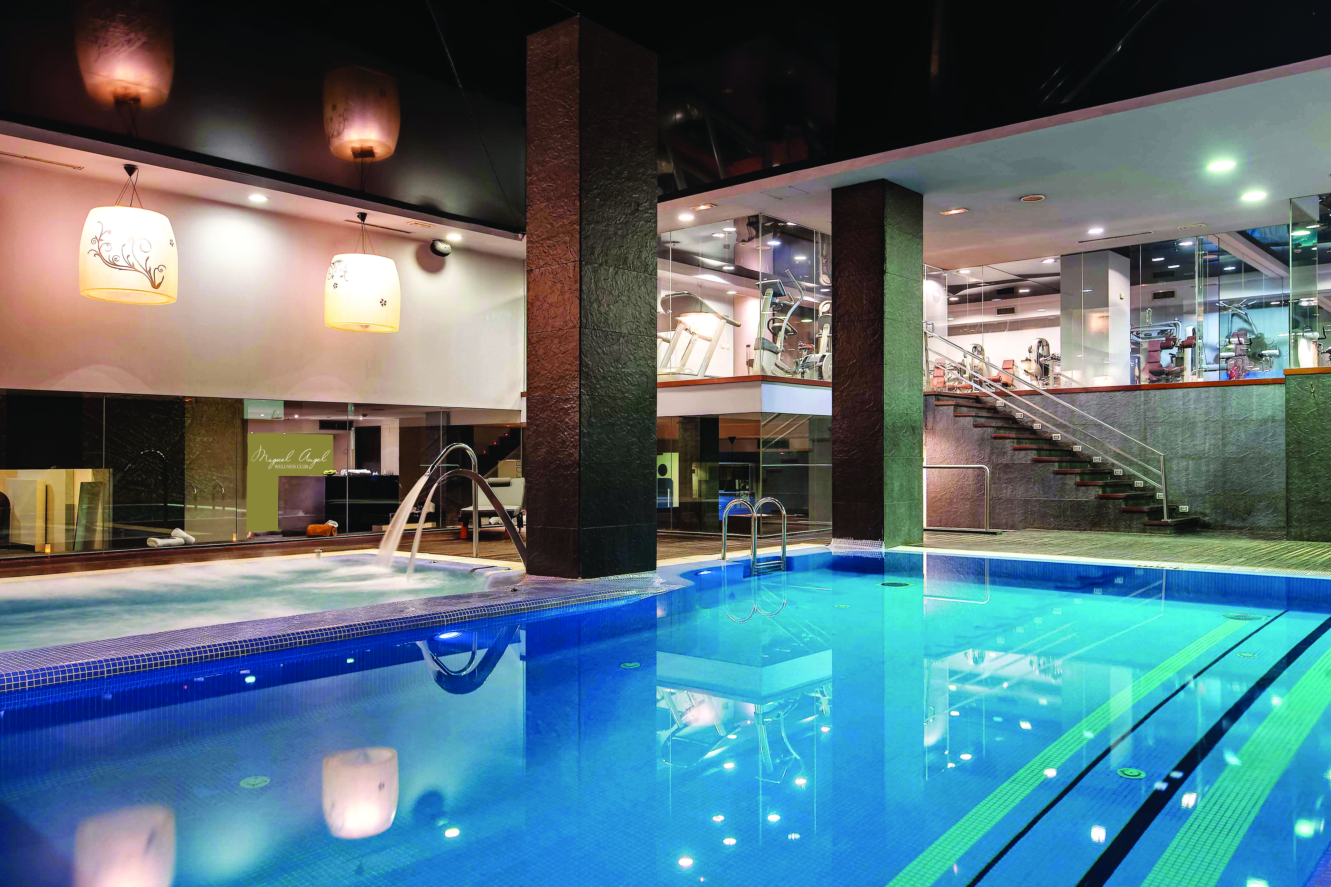 Hotel Miguel Angel Madrid Exteriér fotografie The swimming pool at the hotel