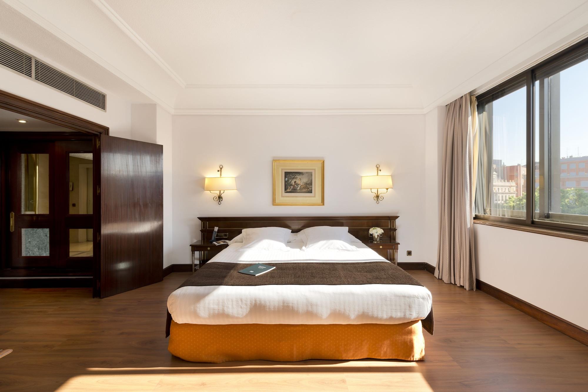 Hotel Miguel Angel Madrid Exteriér fotografie A room at the hotel