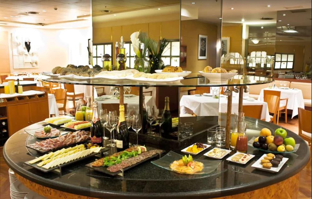 Hotel Miguel Angel Madrid Exteriér fotografie A buffet at a hotel