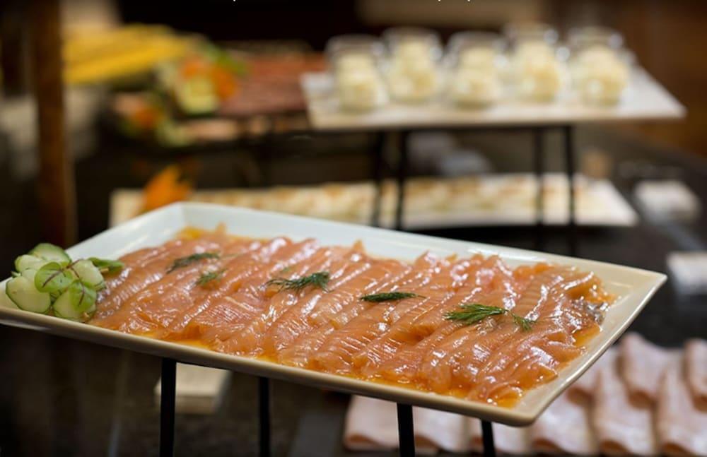 Hotel Miguel Angel Madrid Exteriér fotografie Salmon sashimi