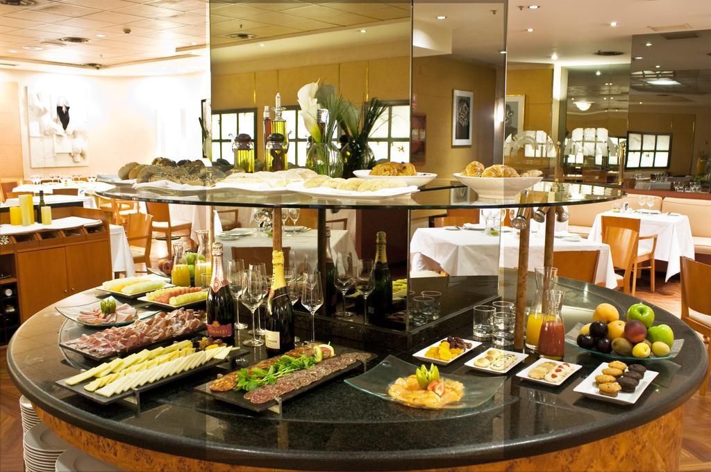 Hotel Miguel Angel Madrid Exteriér fotografie A buffet at a hotel