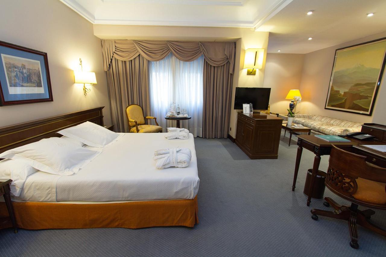 Hotel Miguel Angel Madrid Exteriér fotografie A room at the hotel