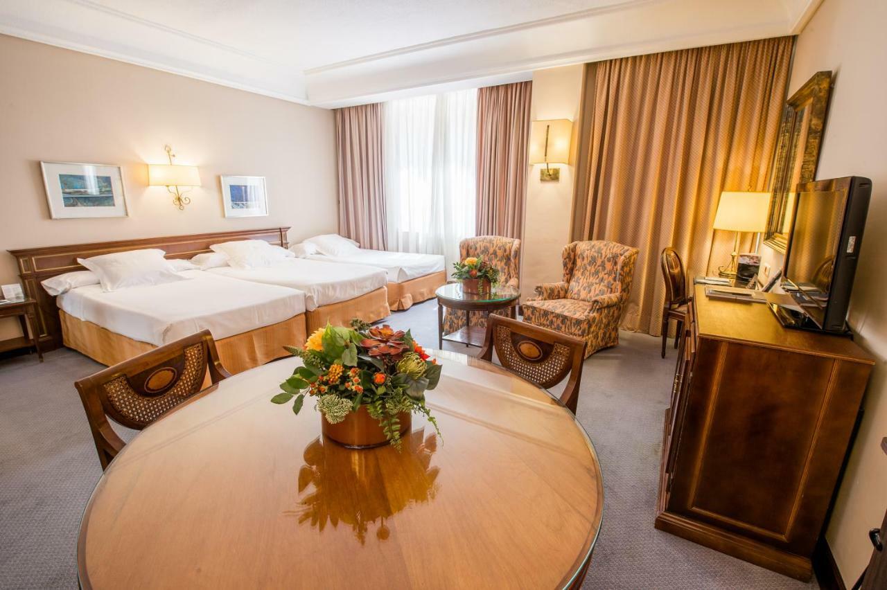 Hotel Miguel Angel Madrid Exteriér fotografie A room at the hotel