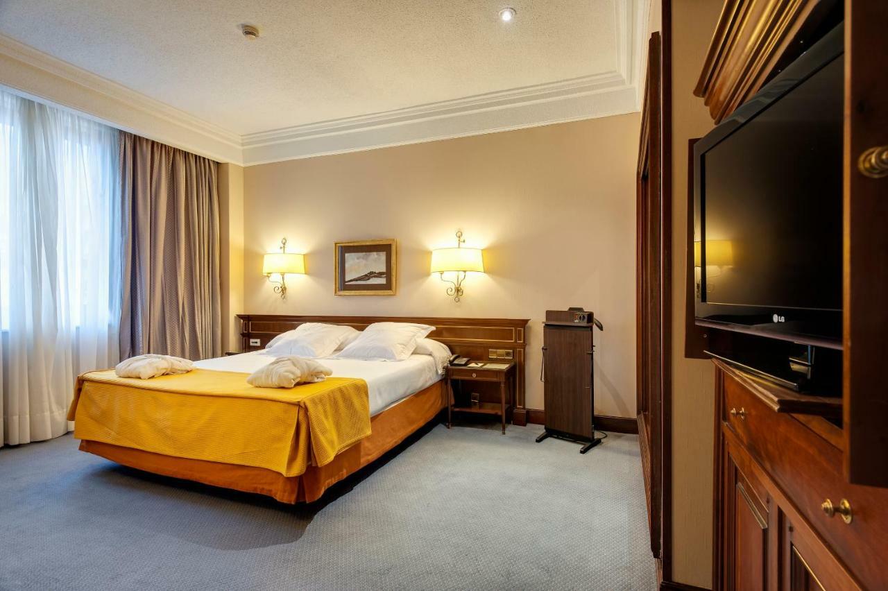 Hotel Miguel Angel Madrid Exteriér fotografie A room at the hotel