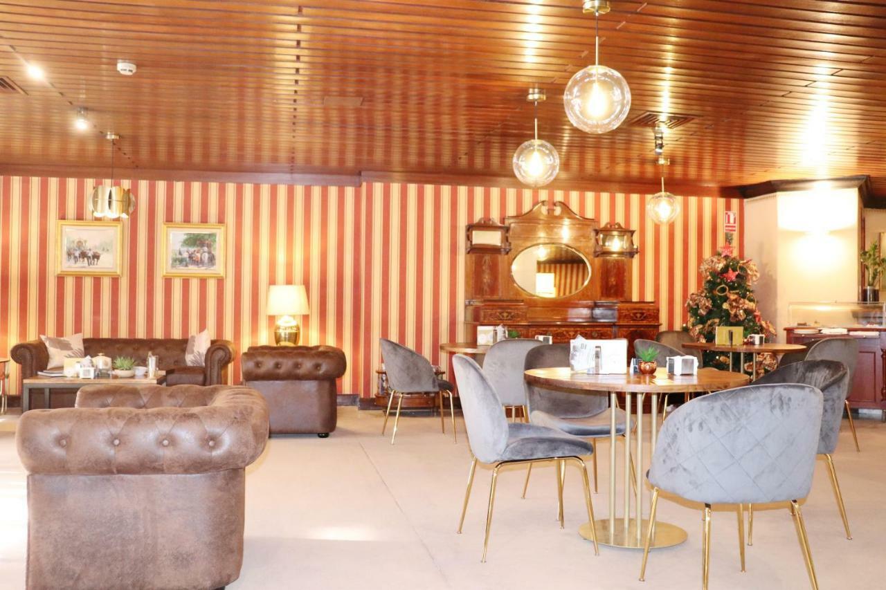 Hotel Miguel Angel Madrid Exteriér fotografie The interior of the lounge