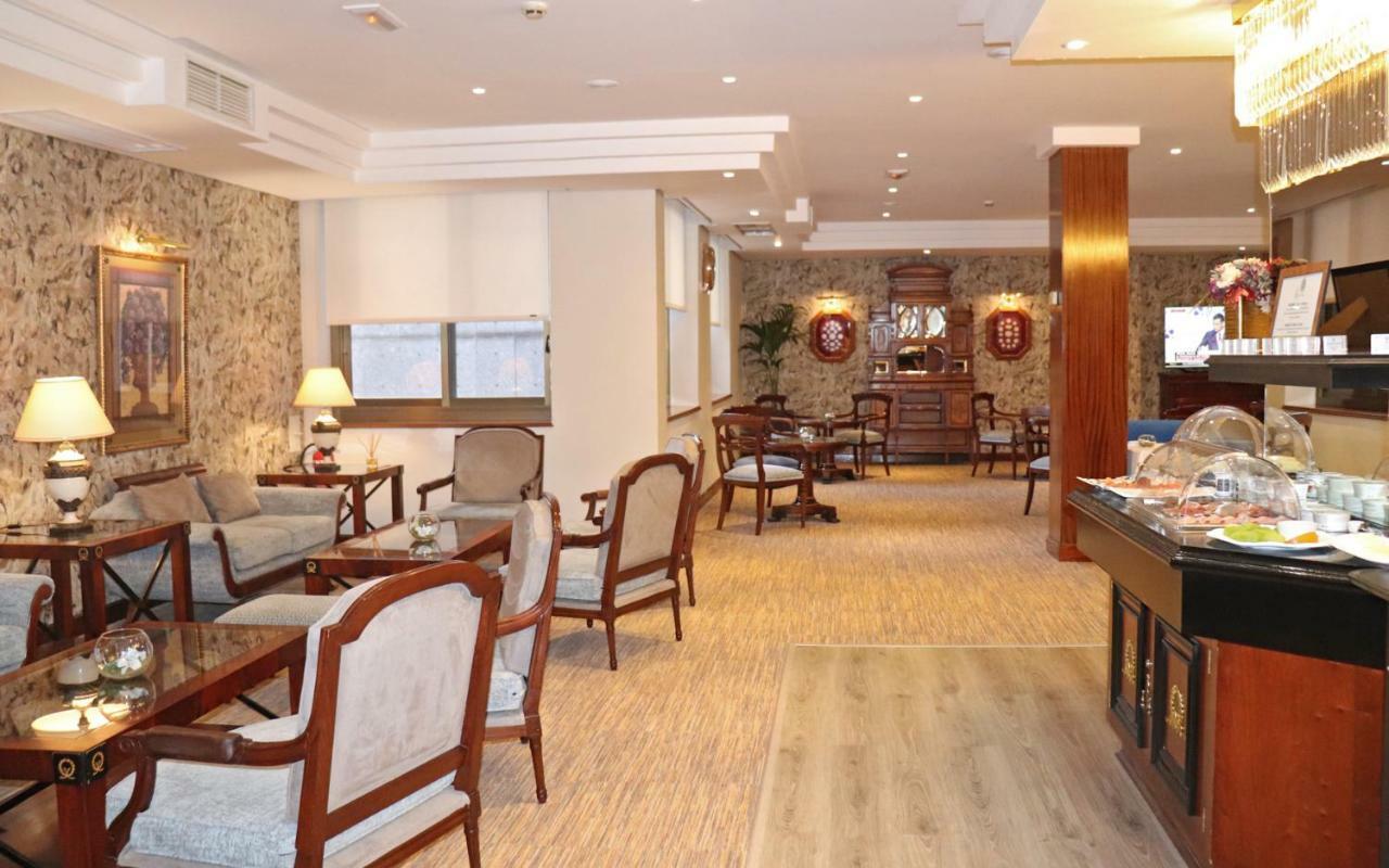 Hotel Miguel Angel Madrid Exteriér fotografie The lounge at the airport