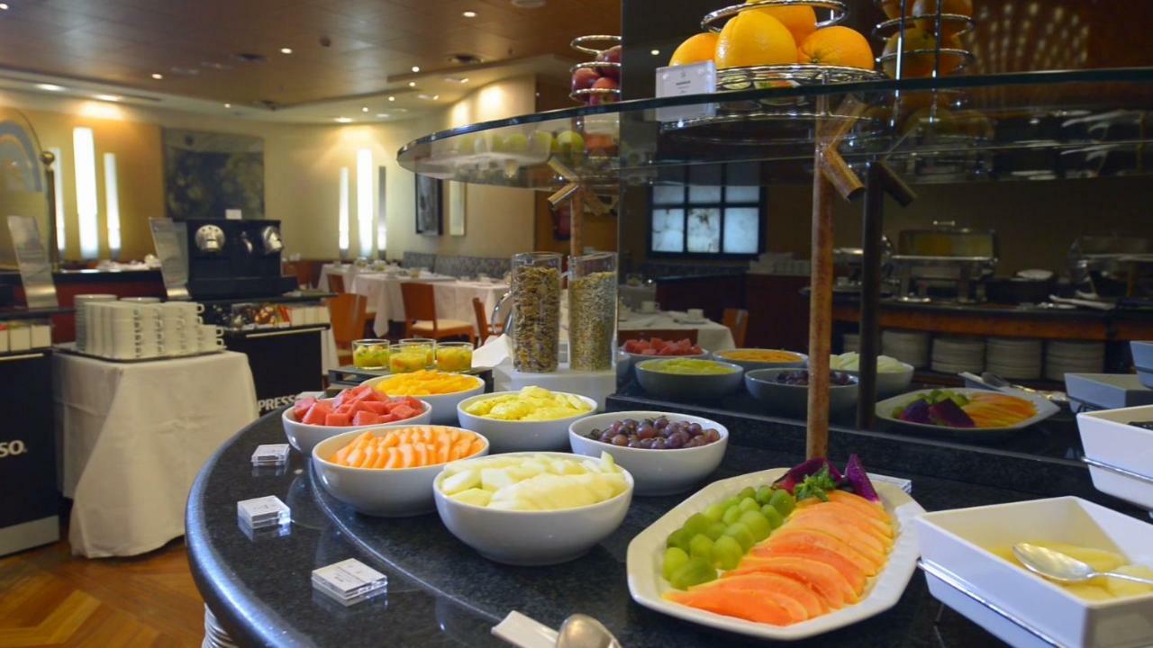 Hotel Miguel Angel Madrid Exteriér fotografie Fruit salad