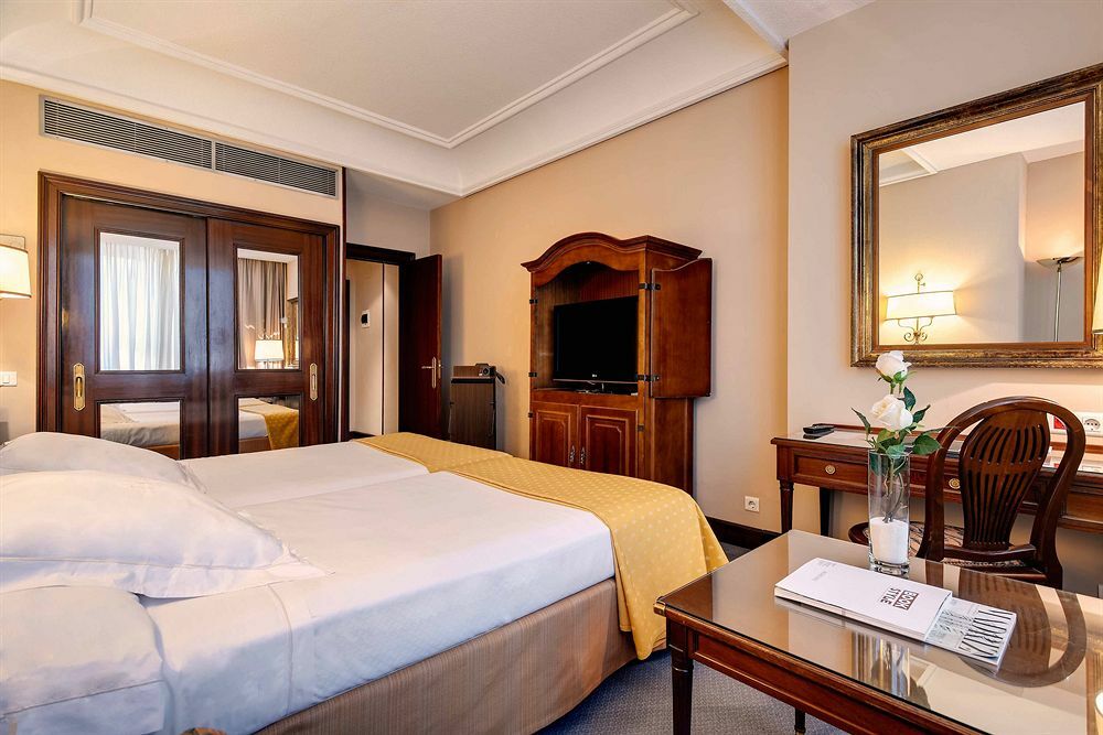 Hotel Miguel Angel Madrid Exteriér fotografie A room at the hotel