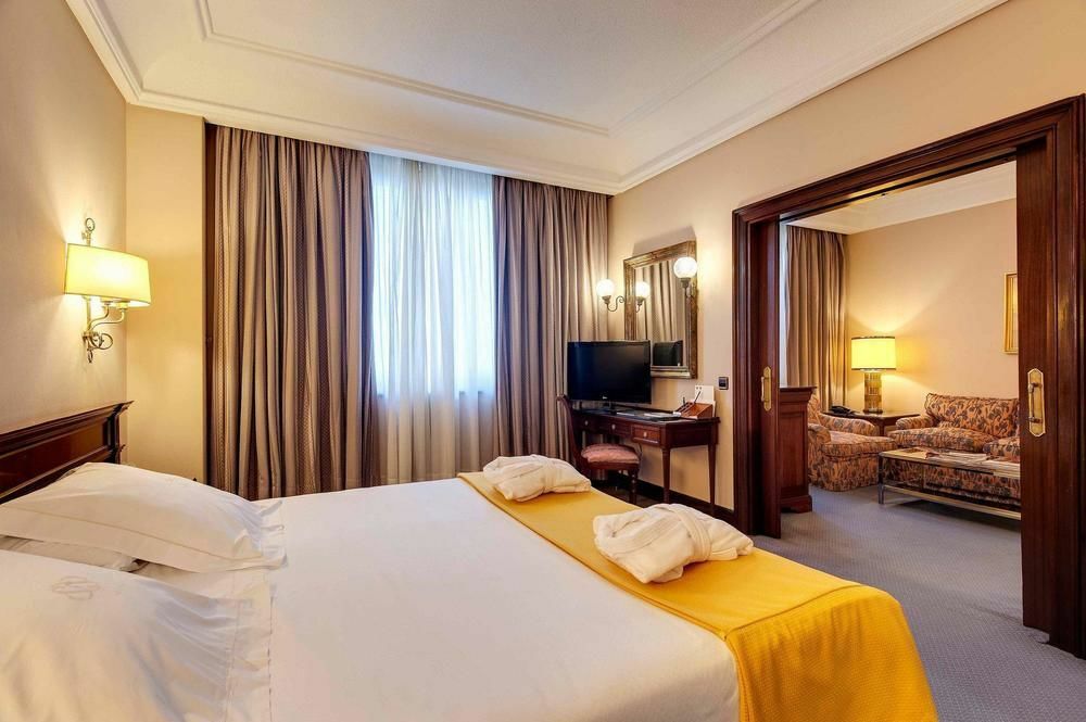 Hotel Miguel Angel Madrid Exteriér fotografie Junior Suite