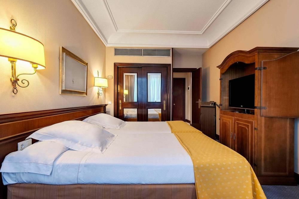 Hotel Miguel Angel Madrid Exteriér fotografie A room at the hotel