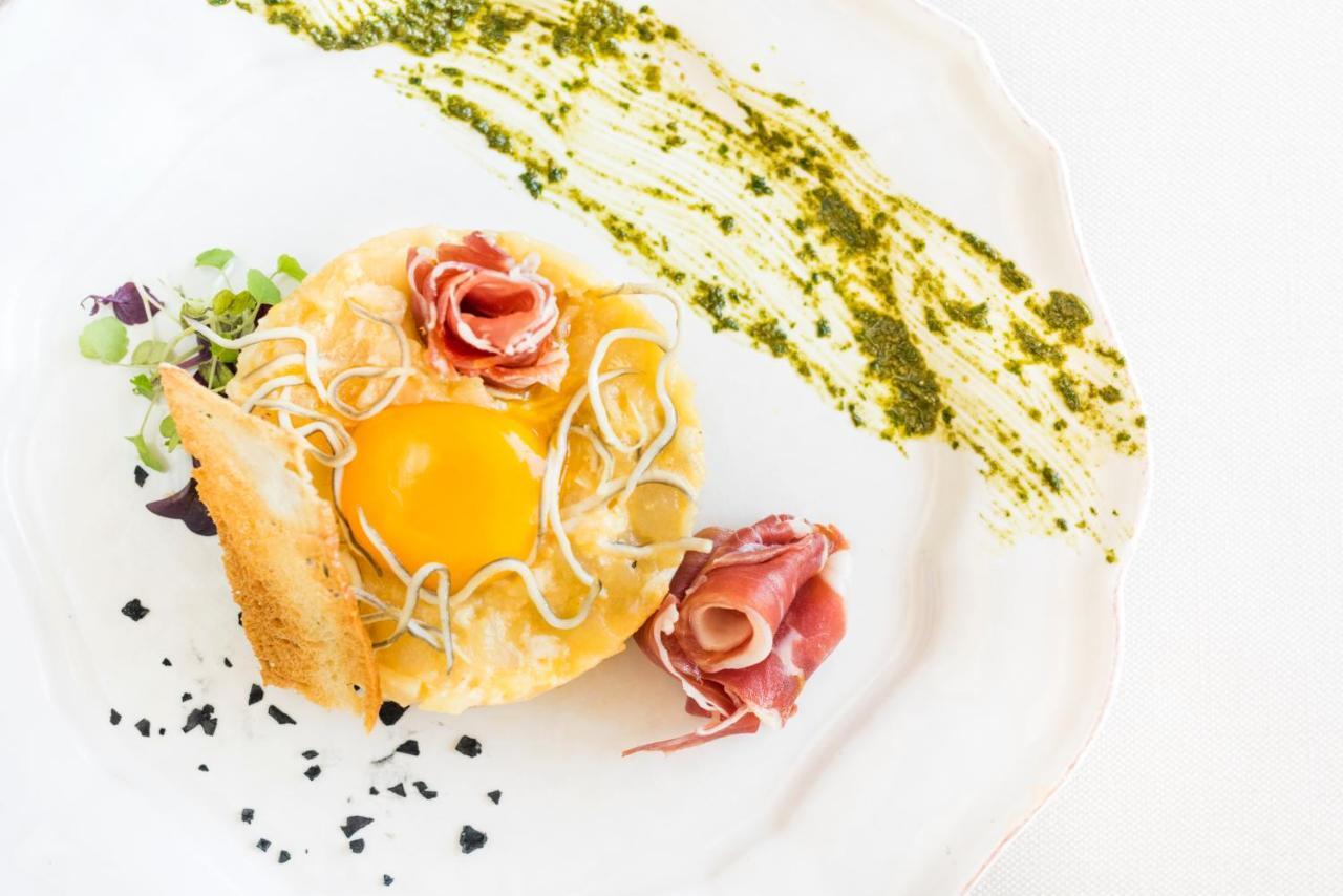 Hotel Miguel Angel Madrid Exteriér fotografie A modern Italian dessert