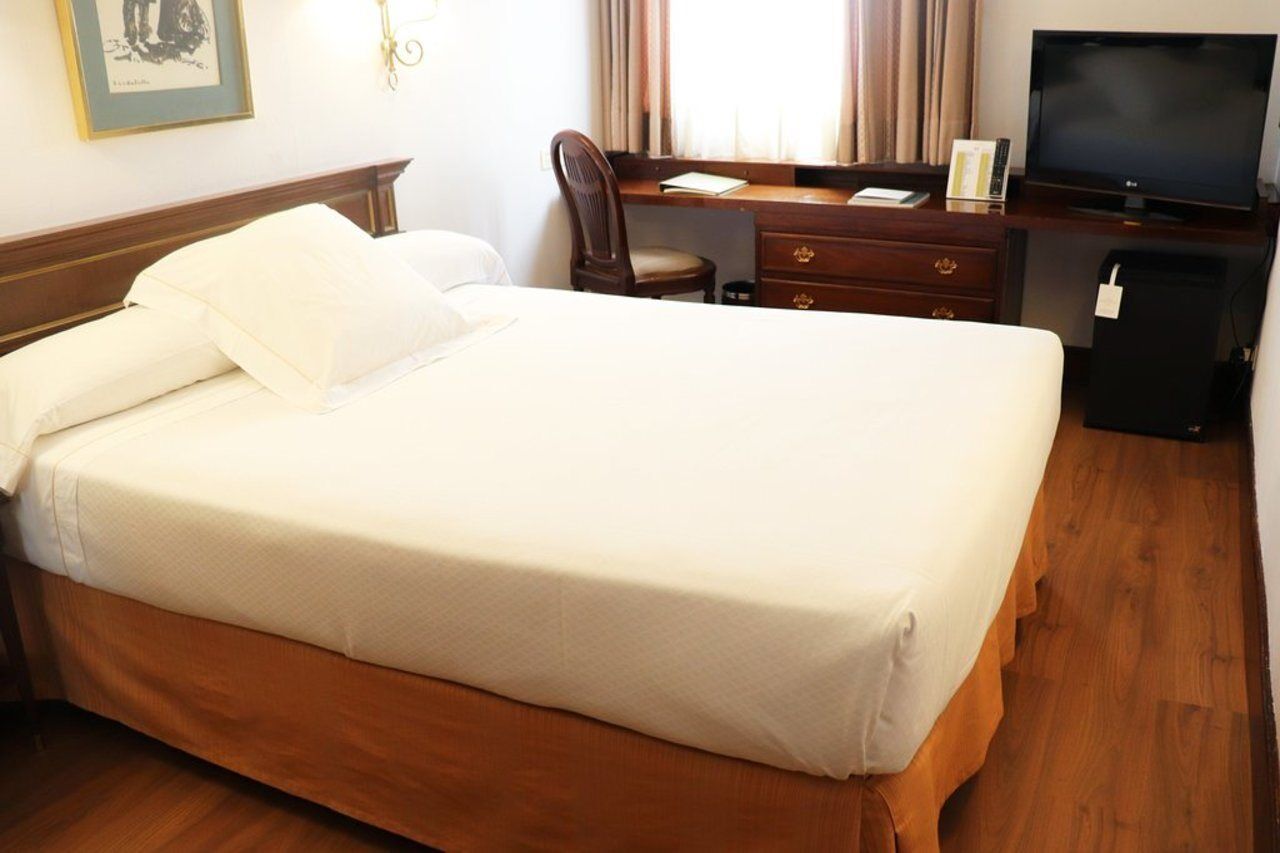 Hotel Miguel Angel Madrid Exteriér fotografie A hotel room