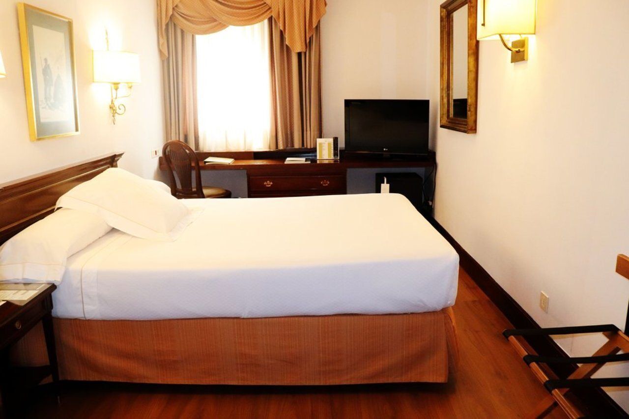 Hotel Miguel Angel Madrid Exteriér fotografie A room at the hotel